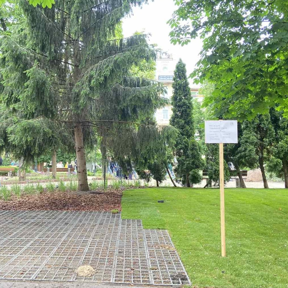 Оновлений сквер на станції метро 
