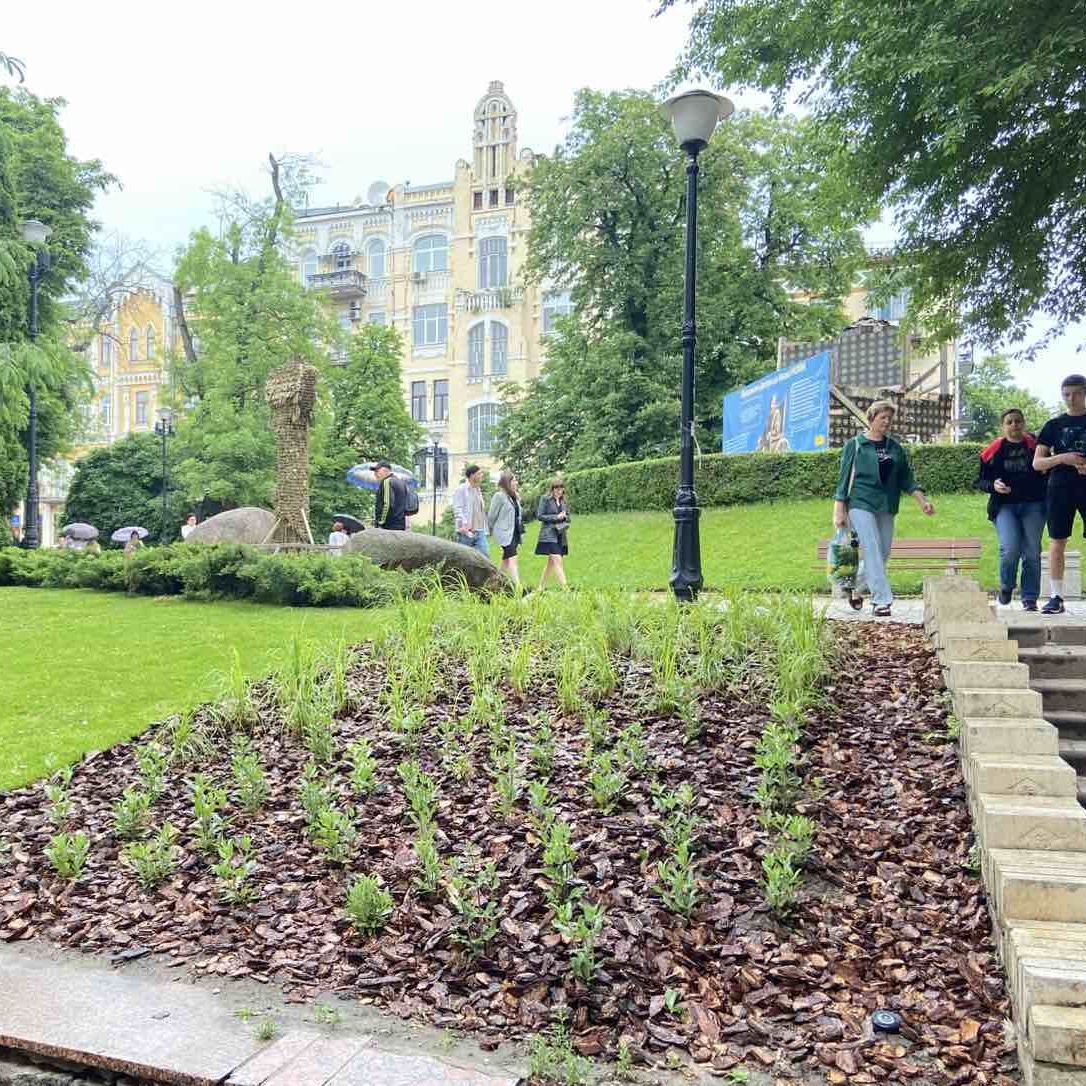Оновлений сквер на станції метро 