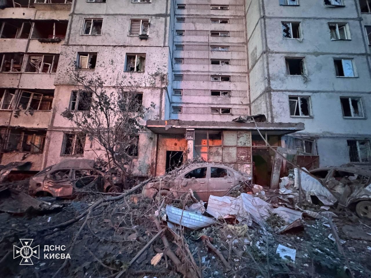 Масований обстріл рф в ніч на 2 червня. Фото: ДСНС