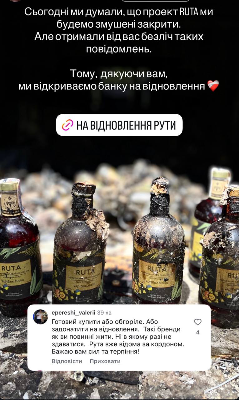Виробники відкрили банку. Фото: скриншот