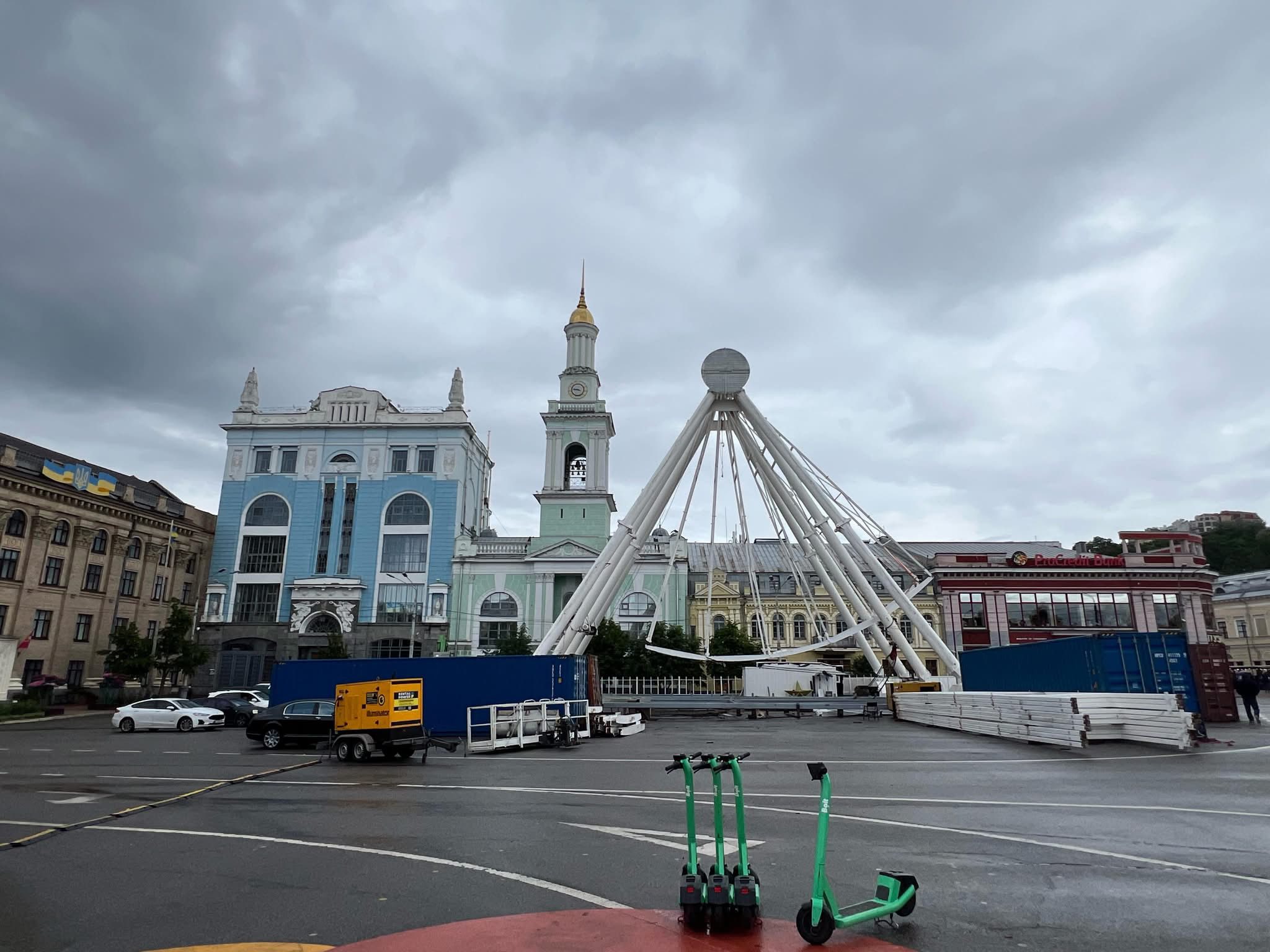 Демонтоване колесо огляду на Подолі. Фото: facebook.com/AmiDPerov