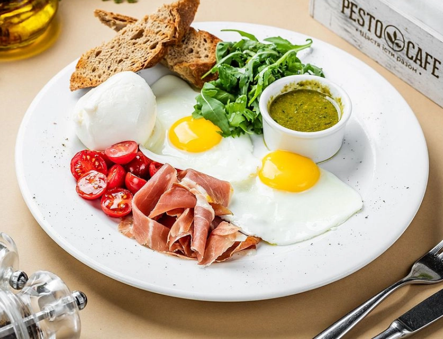 Сніданки у PESTO CAFE