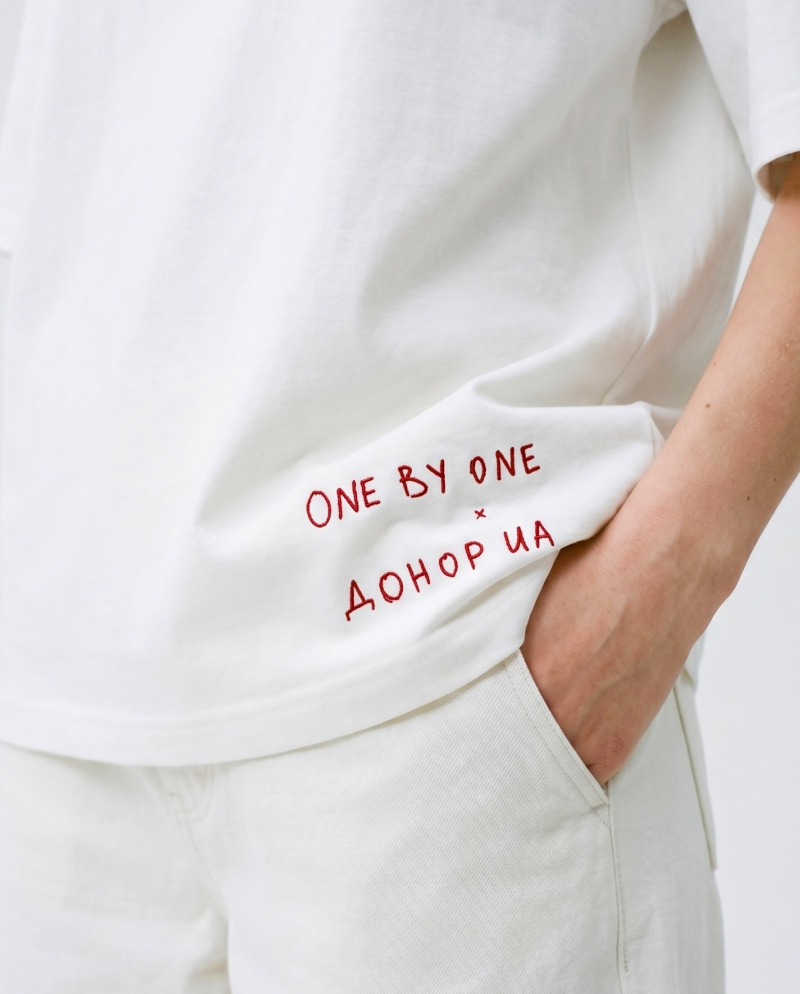 Благодійний дроп футболок One by One та 
