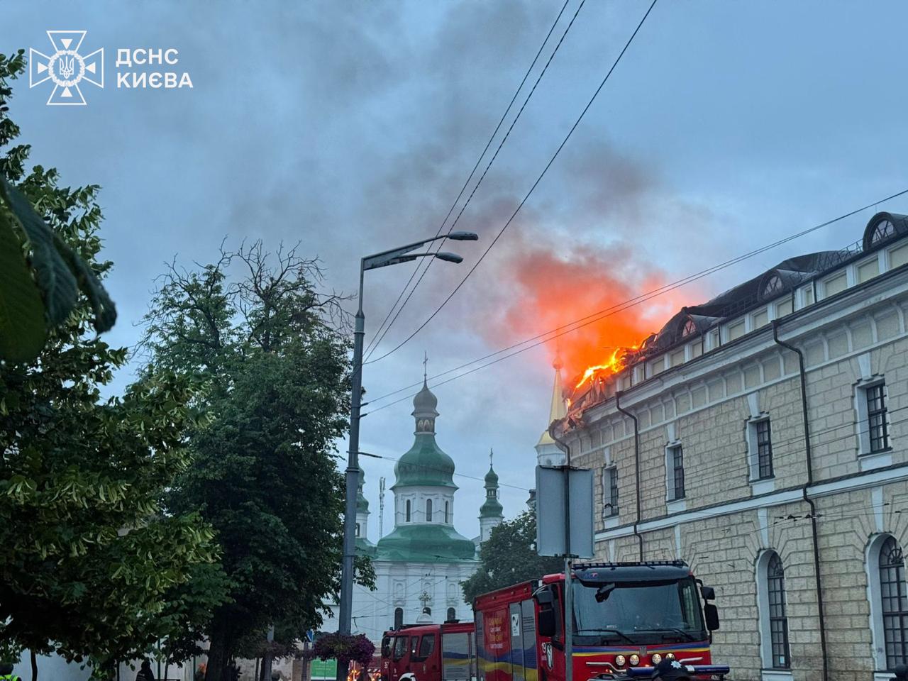 Наслідки нічної атаки рф на Київ. Фото: ДСНС