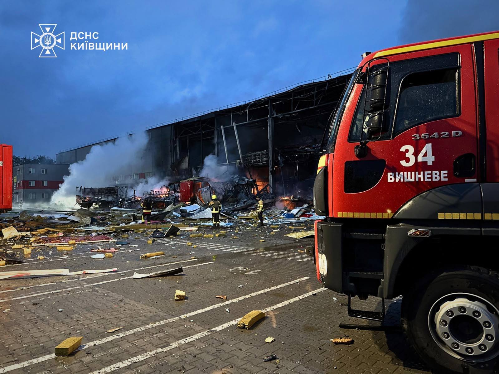Наслідки нічної атаки рф на Київщину. Фото: ДСНС