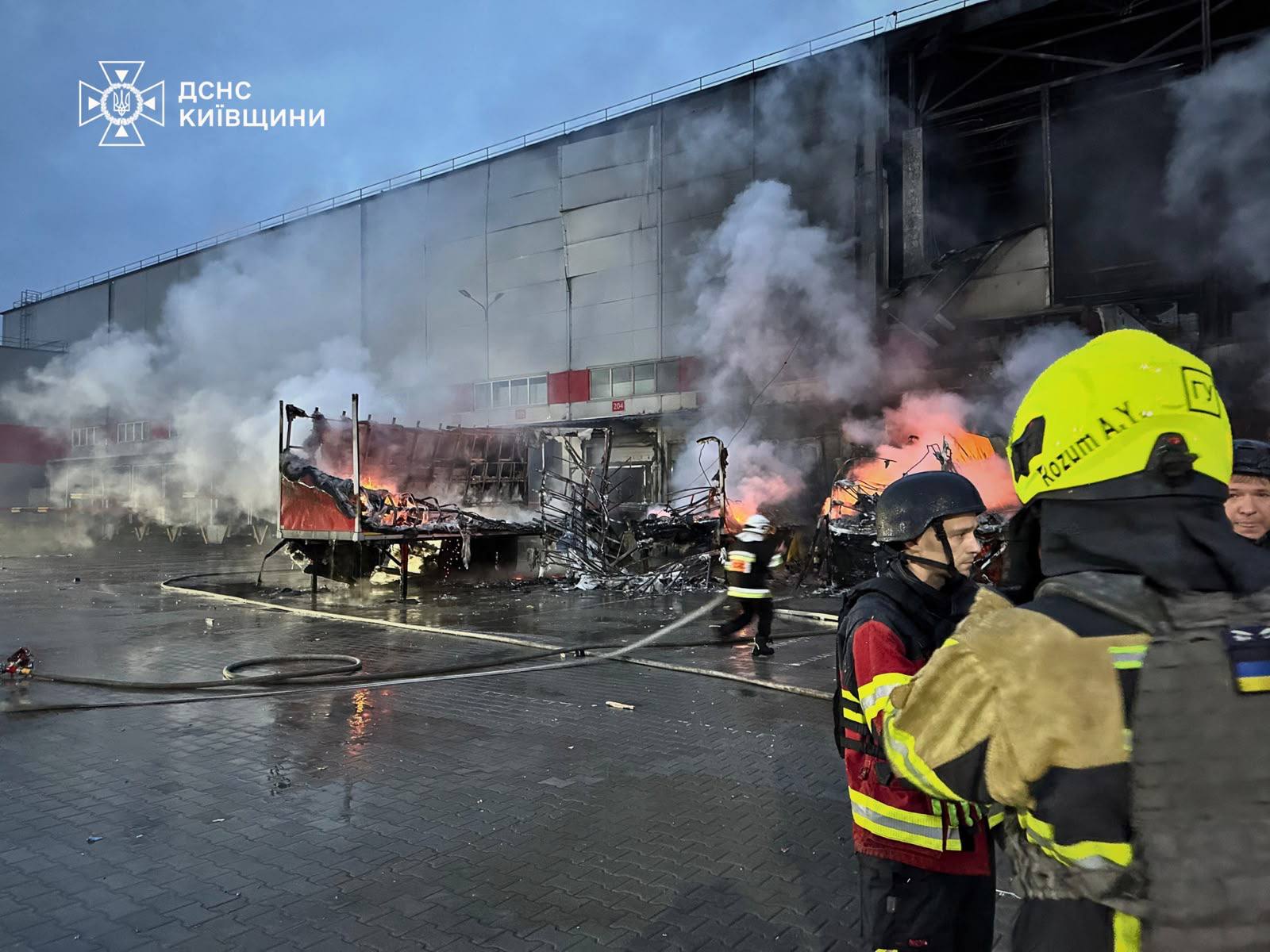 Наслідки нічної атаки рф на Київщину. Фото: ДСНС