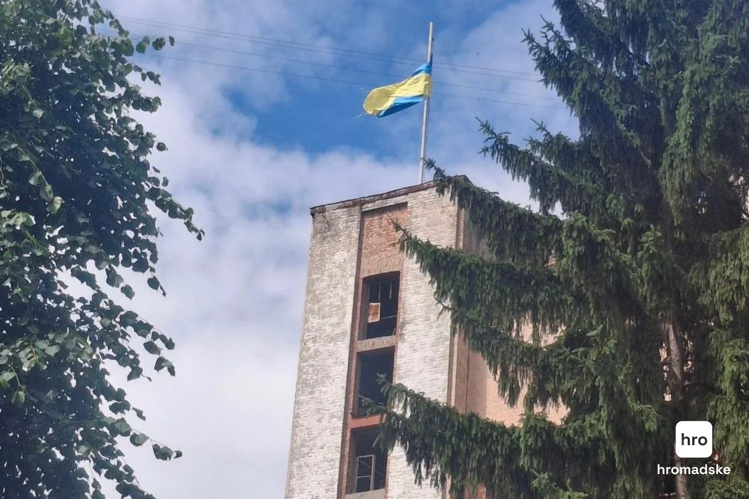 Кияни прибирають на території кіностудії Довженка. Фото: Анна Русол/hromadske