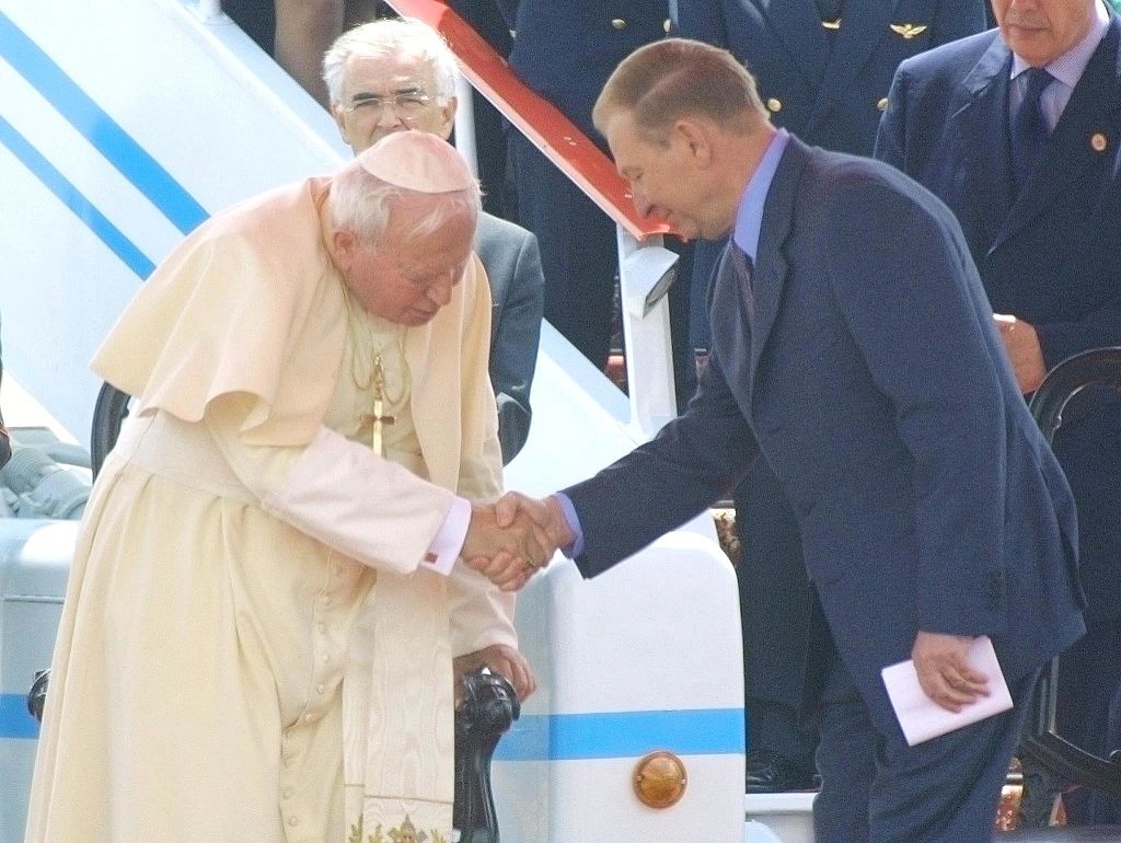 Президент Леонід Кучма зустрічає Папу Римського біля літака