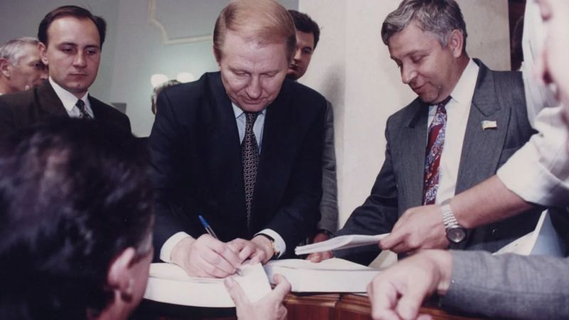 Як ухвалювали Конституцію України