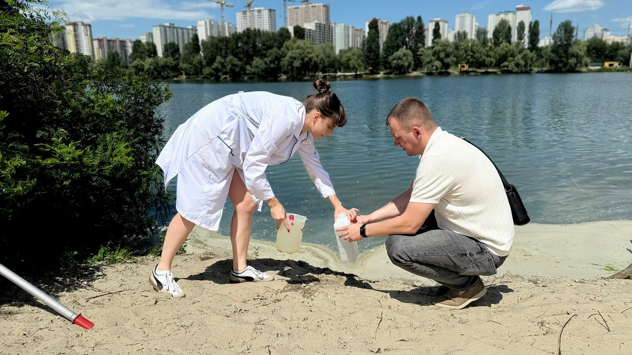 На озері Небреж у Києві з'явилася піна . Фото: facebook.com/pleso2016