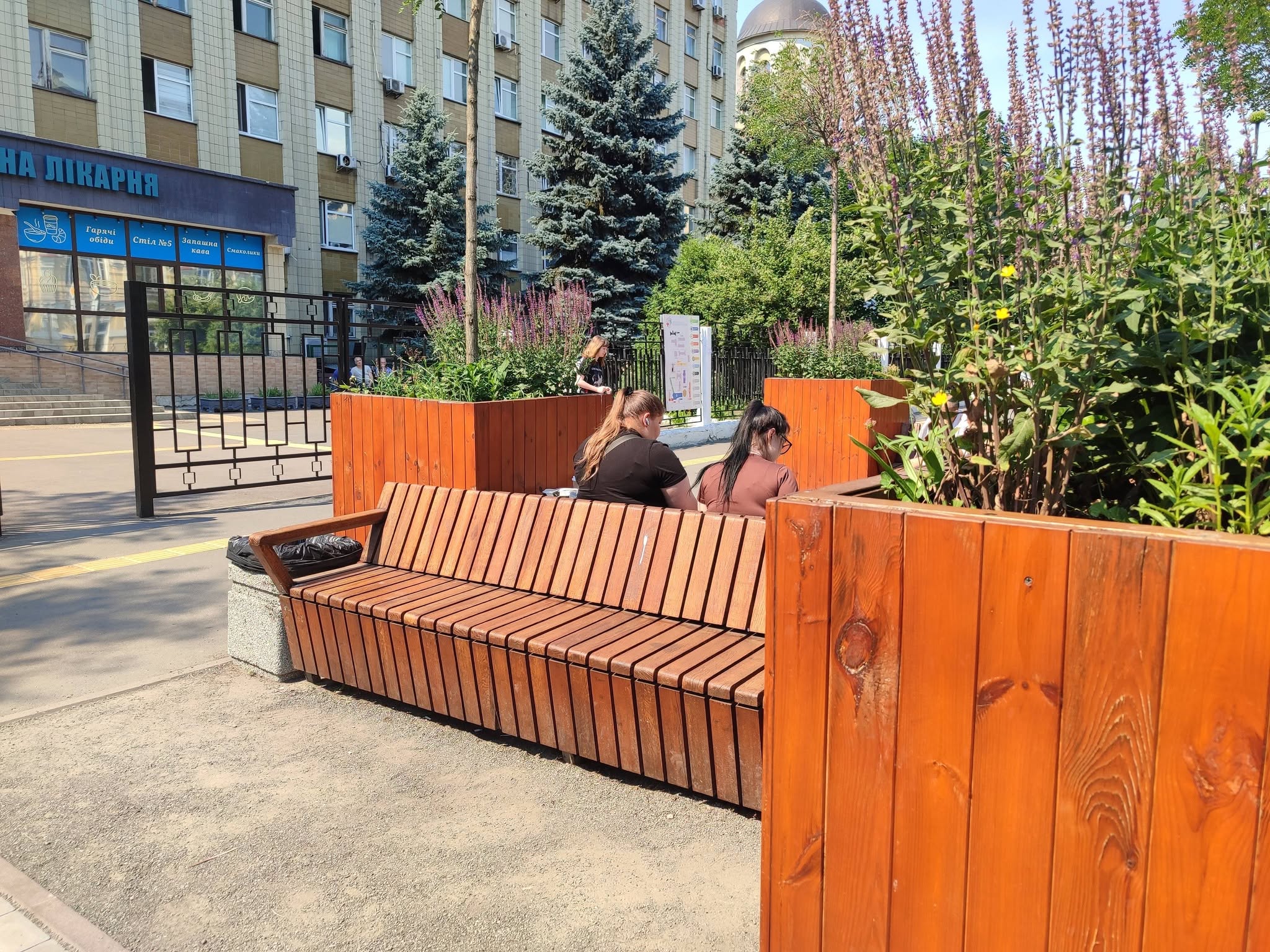 Новий сквер біля обласної лікарні. Фото: facebook.com/andreiev.yurii