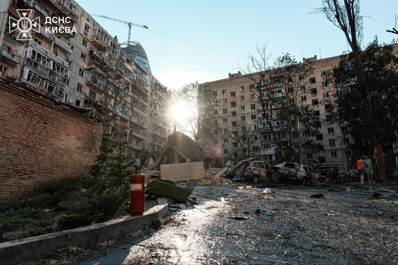 росія знову завдала масованого удару по Києву. Фото: ДСНС