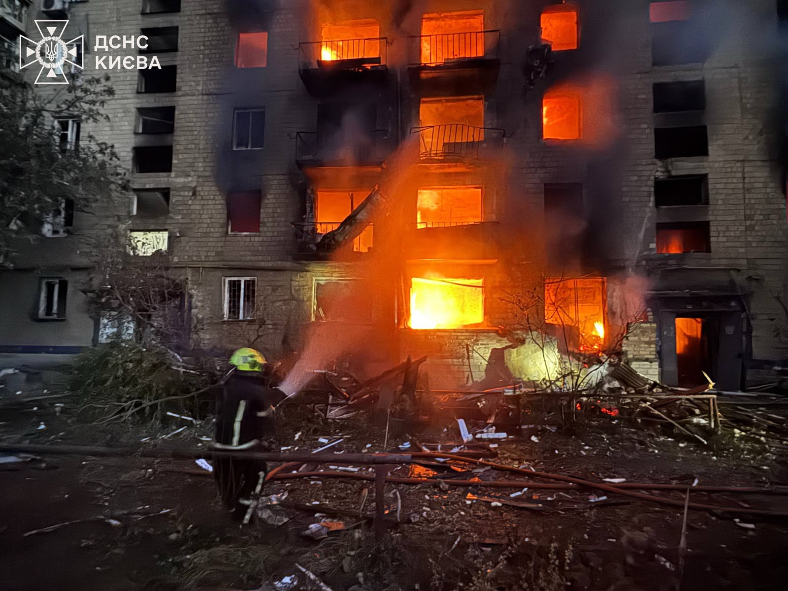 росія знову завдала масованого удару по Києву. Фото: ДСНС