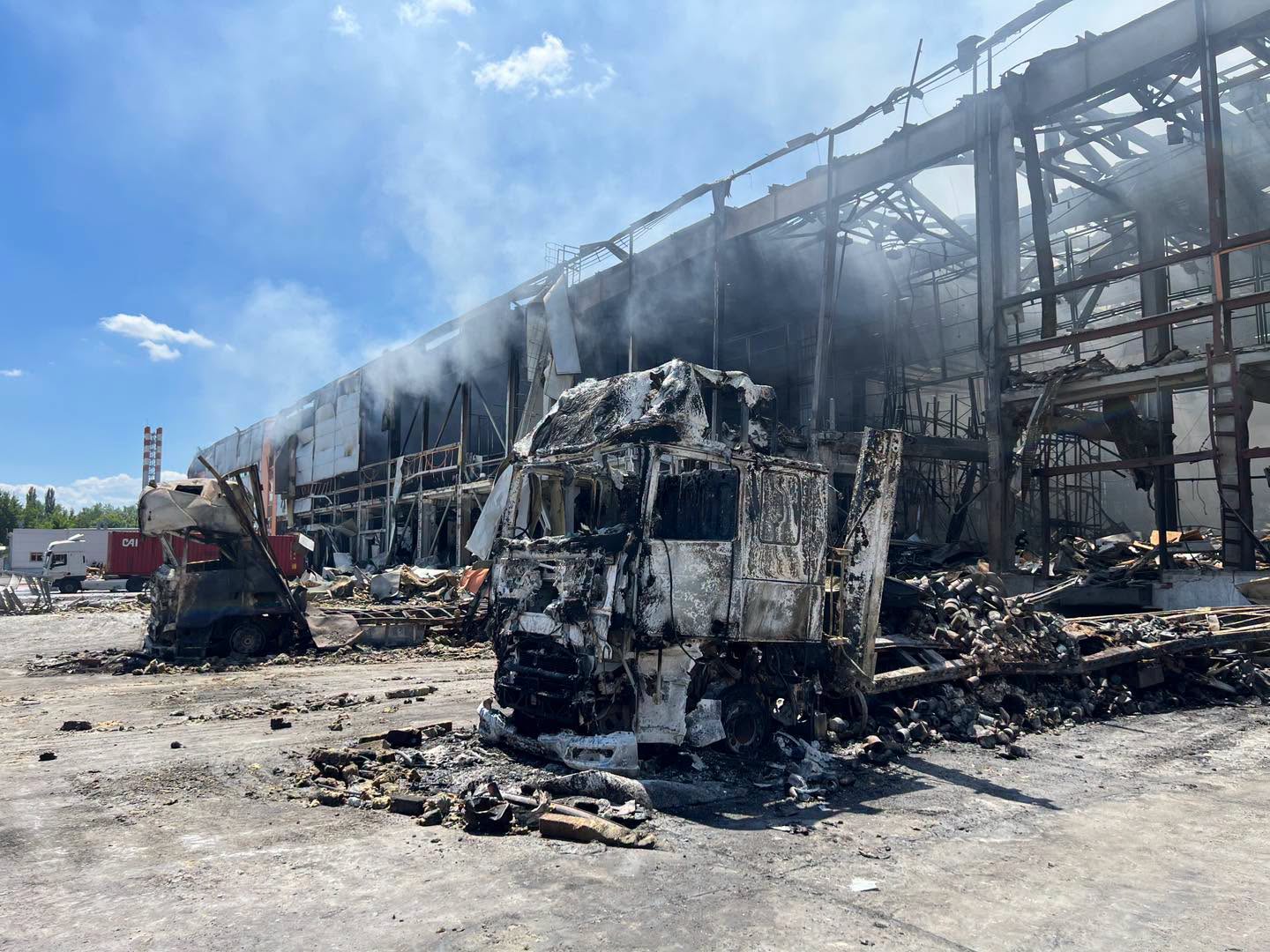 Склад Червоного Хреста після атаки рф. Фото: facebook.com/RedCrossUkraine