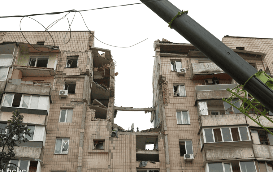 Пошукові роботи з-поміж завалів багатоповерхівок у Києві завершили