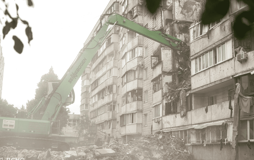 Пошукові роботи з-поміж завалів багатоповерхівок у Києві завершили