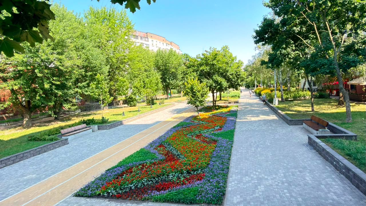 Квіткова композиція у сквері Гонгадзе. Фото: facebook.com/podiluzn
