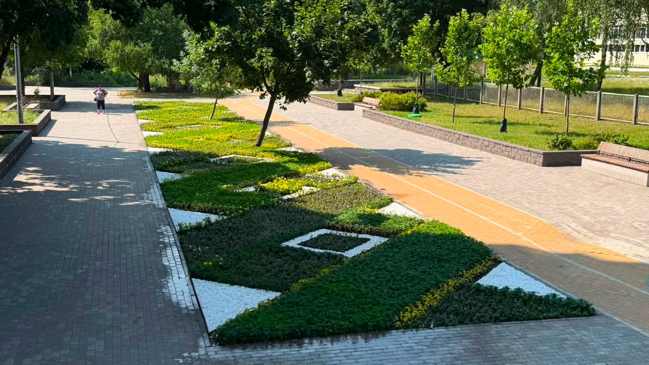 Квіткова композиція у сквері Гонгадзе. Фото: facebook.com/podiluzn