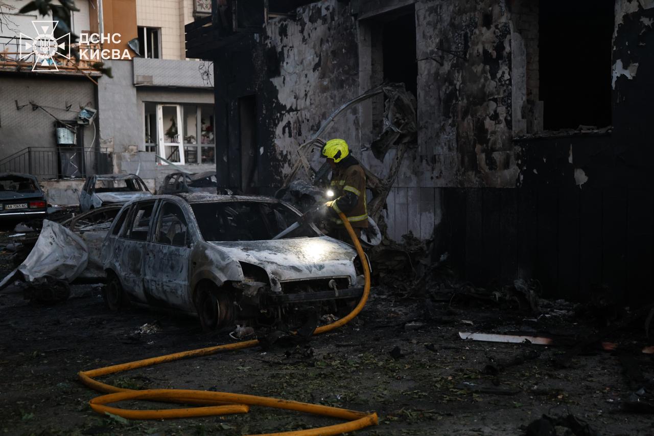 В ніч проти 19 липня рф знову атакувала Київ. Фото: ДСНС