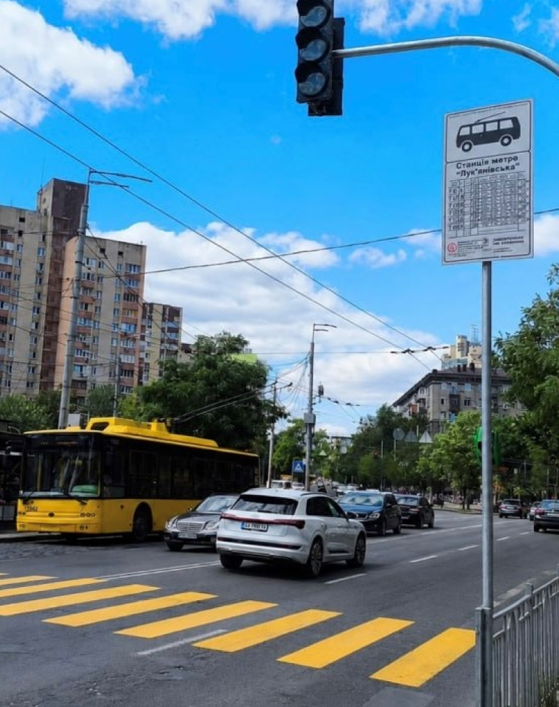 Біля Лук'янівської облаштували наземний перехід