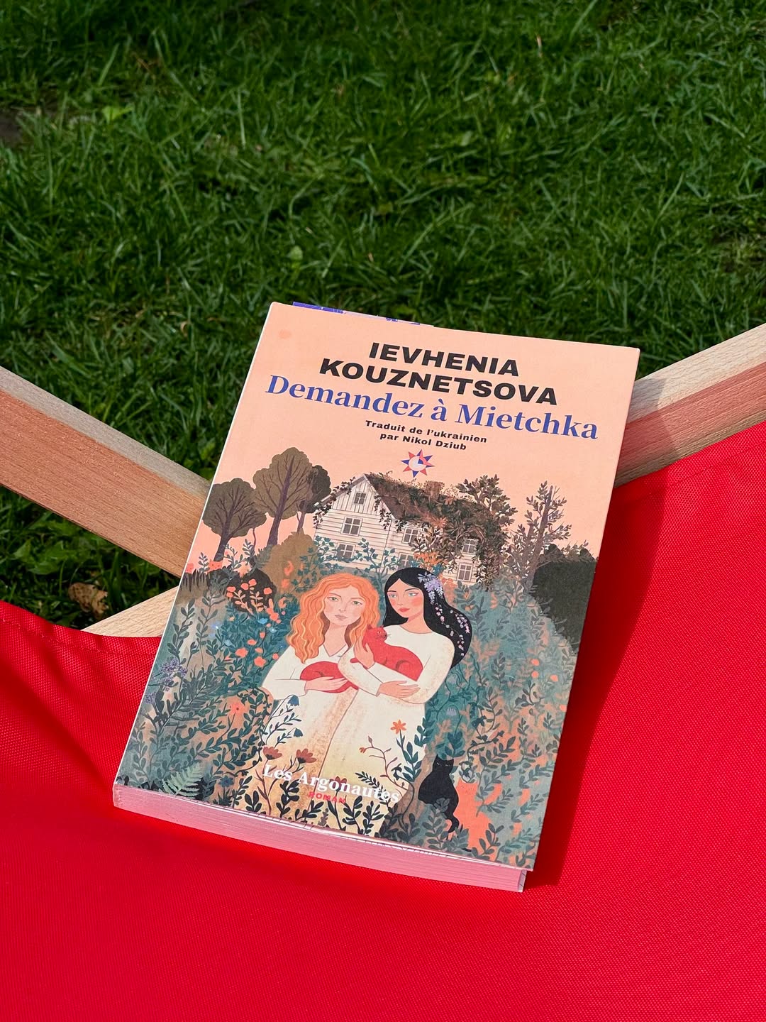 Як виглядає французька версія книги "Спитайте Мієчку". Фото: facebook.com/starlev