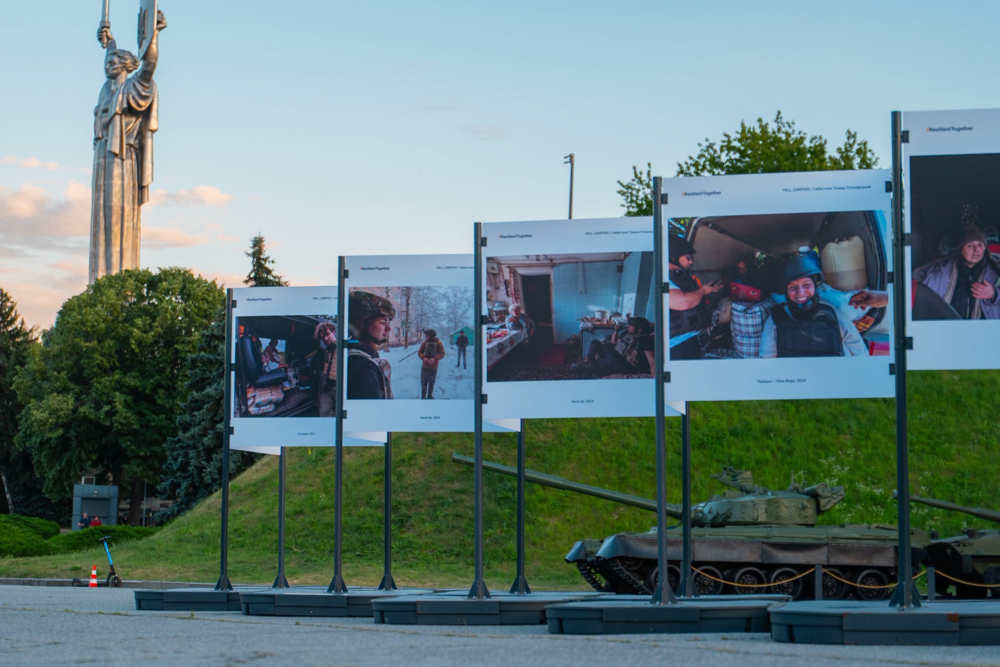 Фотовиставка Hell Jumpers у Києві. Фото: facebook.com/warmuseum.kyiv.ua