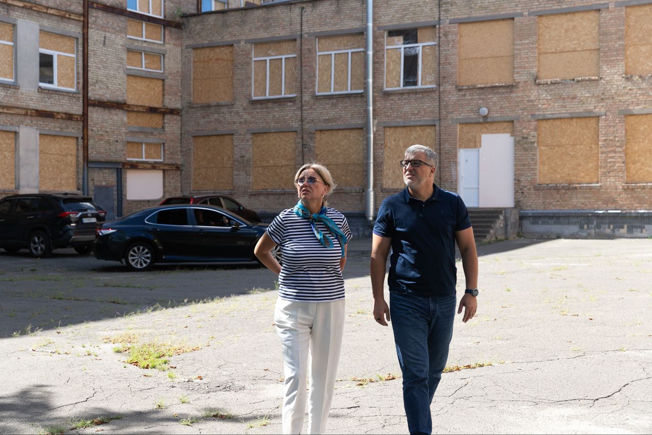 Не всі школи Києва встигнуть відновити після обстрілів. Фото: КМДА
