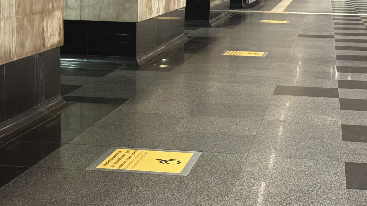 На станції метро 