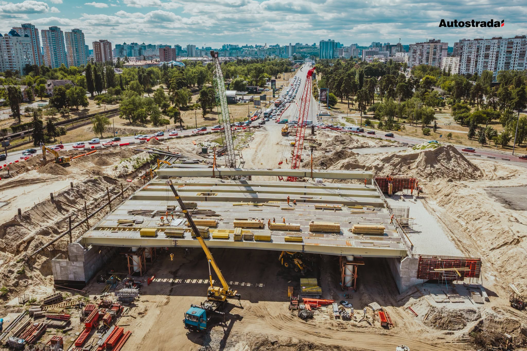 Будівництво шляхопроводу біля метро 
