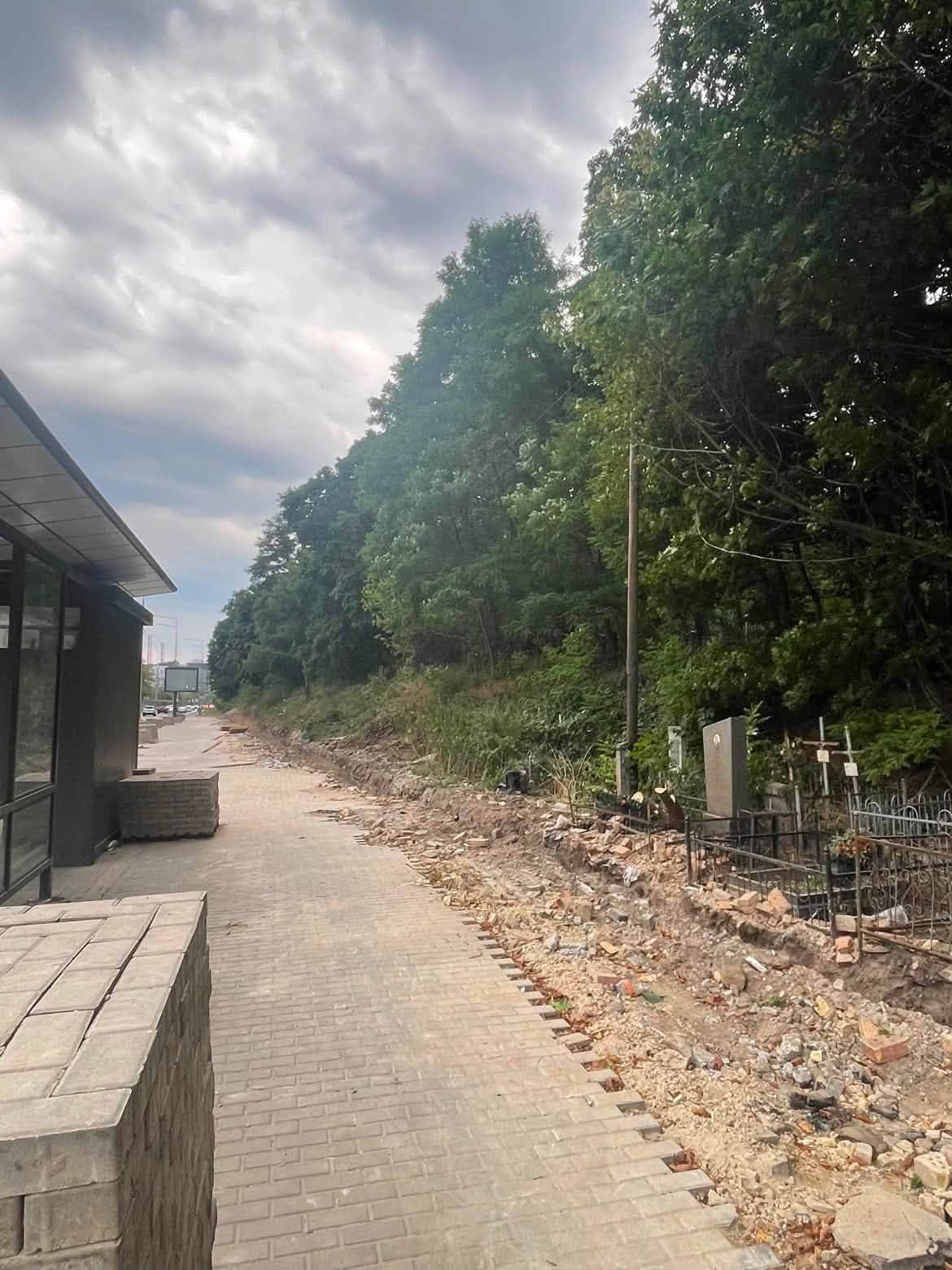 У Києві знесли історичну огорожу Байкового кладовища. Фото: Зінаїда Войнаровська