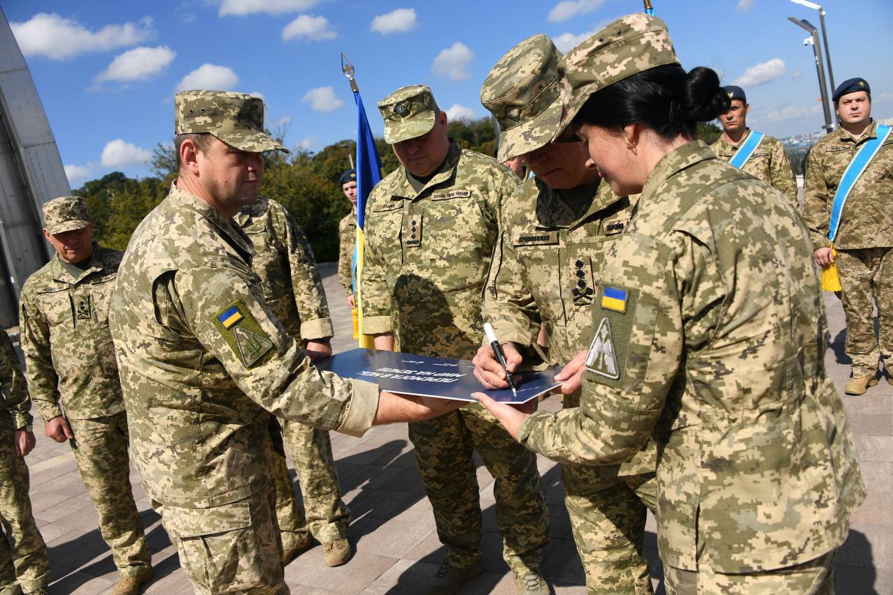 У Києві відкрили пам'ятний знак на честь авіації Повітряних сил. Фото: пресслужба