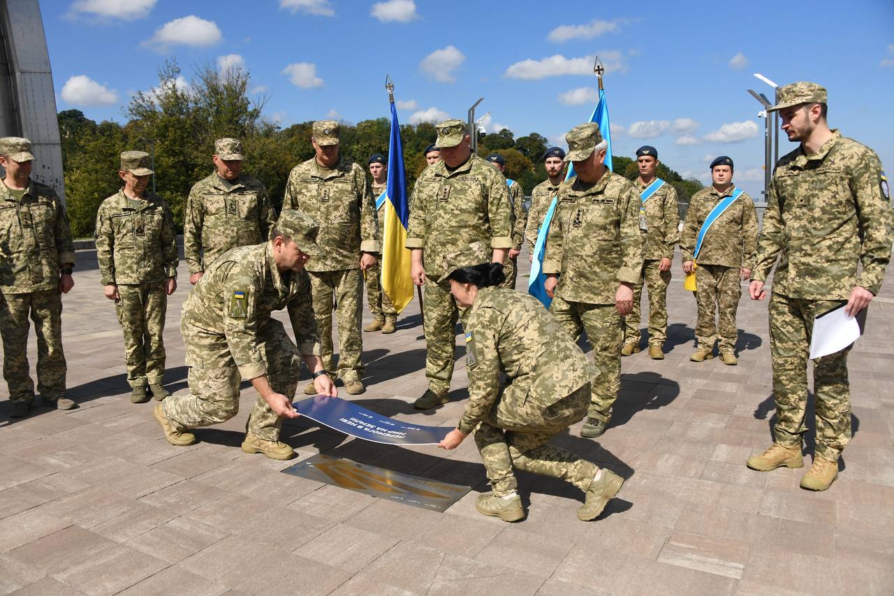 У Києві відкрили пам'ятний знак на честь авіації Повітряних сил. Фото: пресслужба