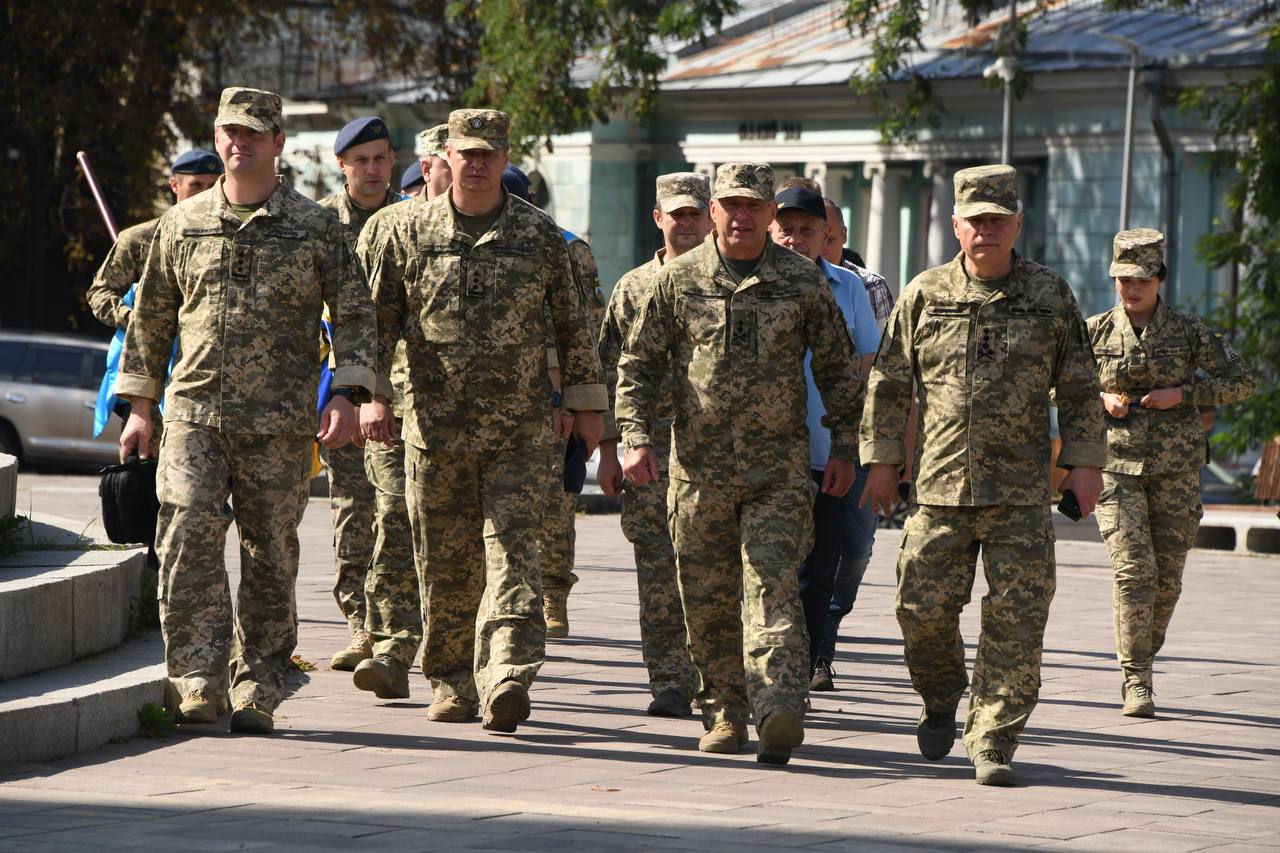 У Києві відкрили пам'ятний знак на честь авіації Повітряних сил. Фото: пресслужба