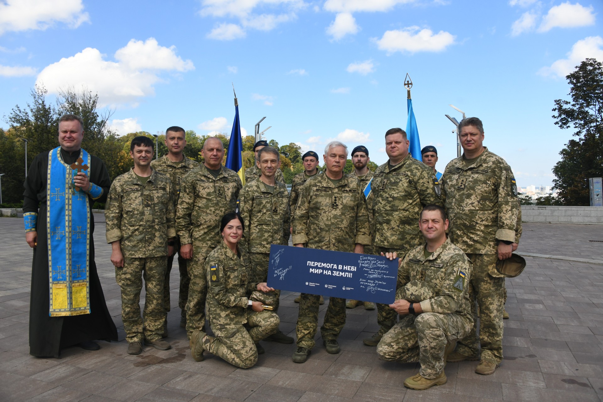 У Києві відкрили пам'ятний знак на честь авіації Повітряних сил. Фото: пресслужба