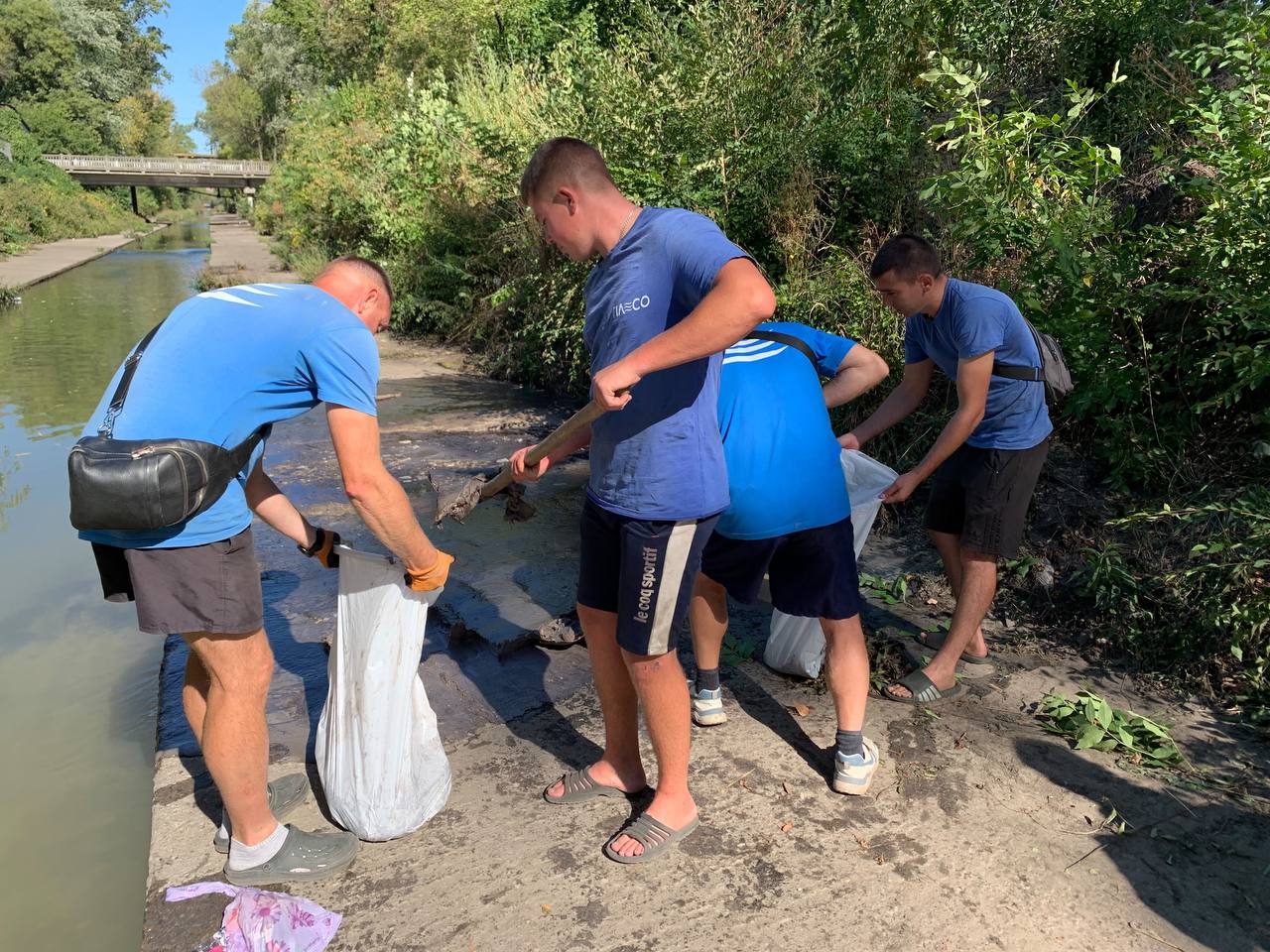 У Києві виявили забруднення прибережної смуги річки Либідь після обстрілу РФ. Фото: КМДА