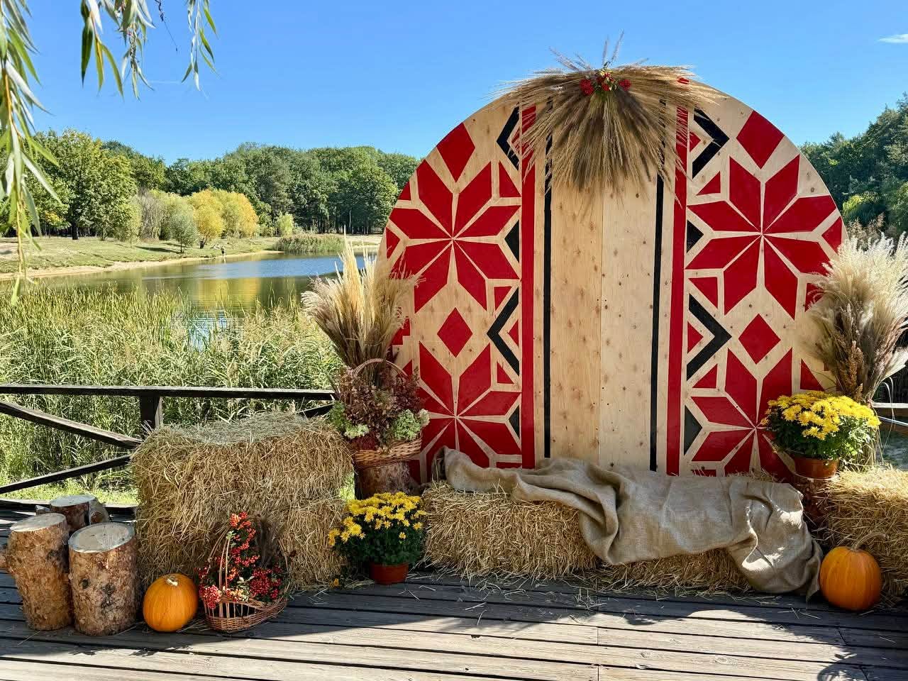 У парку Партизанської слави з'явилася осіння фотозона. Фото: facebook.com/zelenbud
