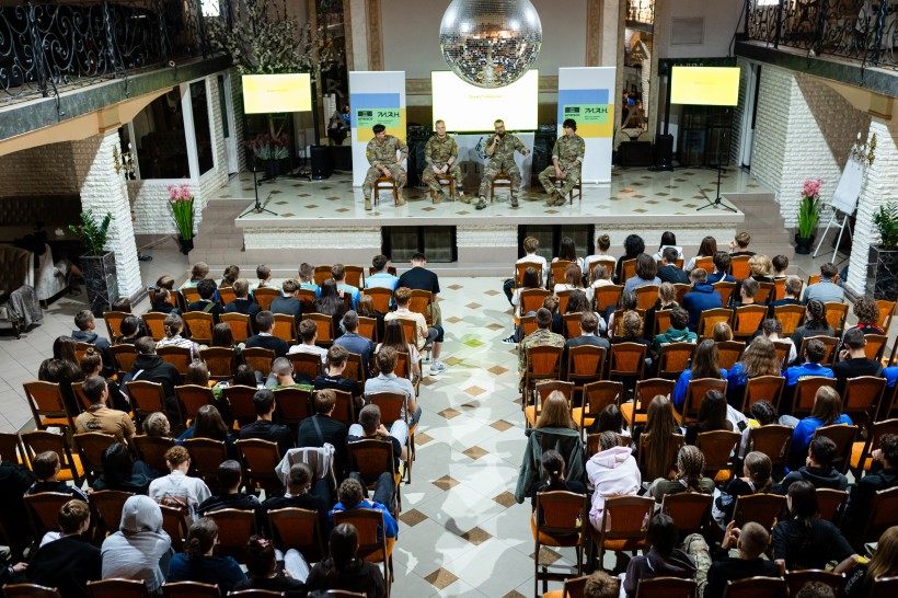 Старшокласників навчатимуть домедичної допомоги, роботи з дронами та дій у кризових ситуаціях. Фото: mon.gov.ua