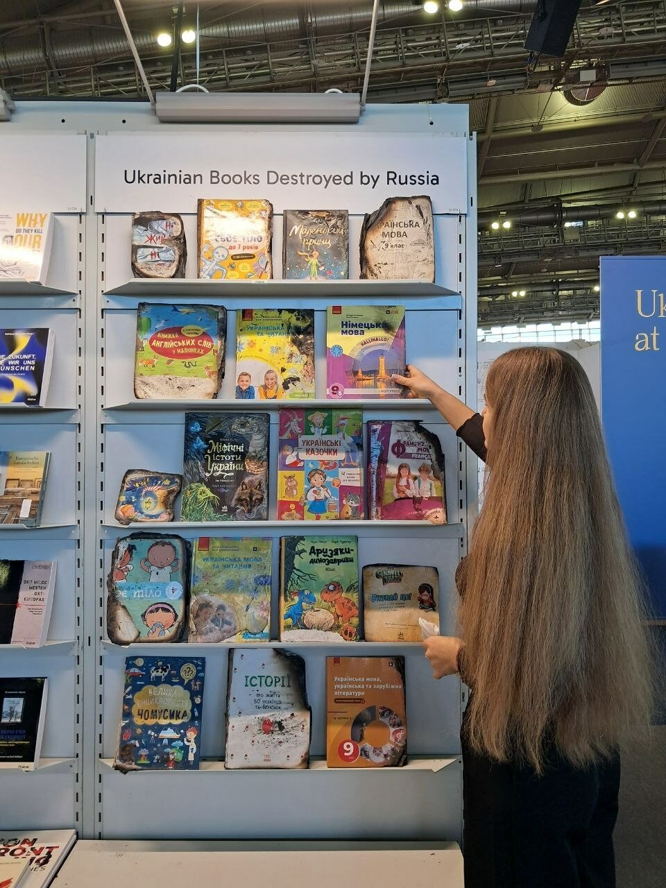 На Франкфуртському ярмарку представили інсталяцію з уцілілих книжок 