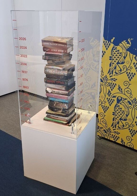 На Франкфуртському ярмарку представили інсталяцію з уцілілих книжок 