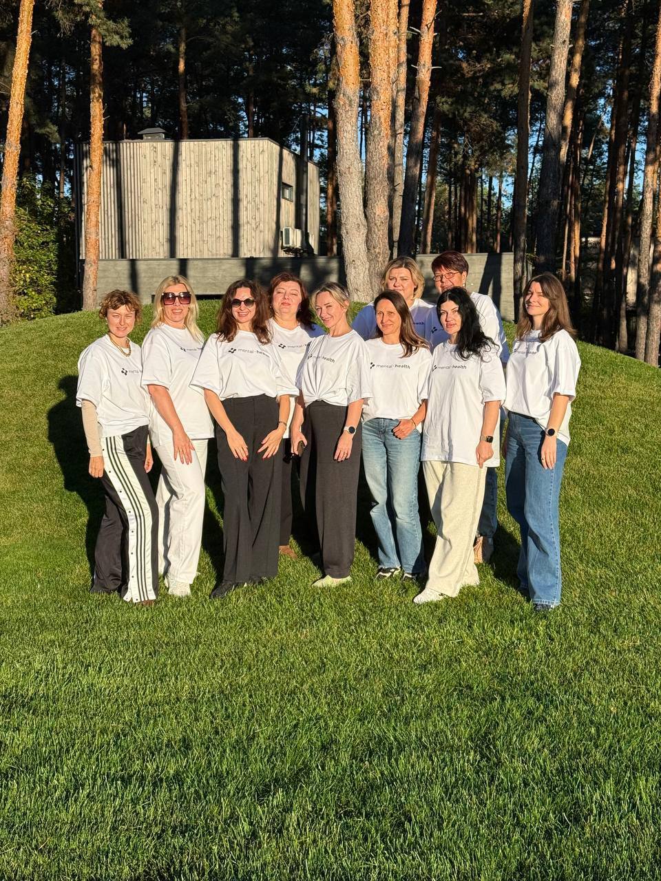 Лідерка програми Mental Health Анна Грубая та команда психологів, які створюють простір довіри й підтримки для учасниць виїзної зустрічі. Фото: Future for Ukraine