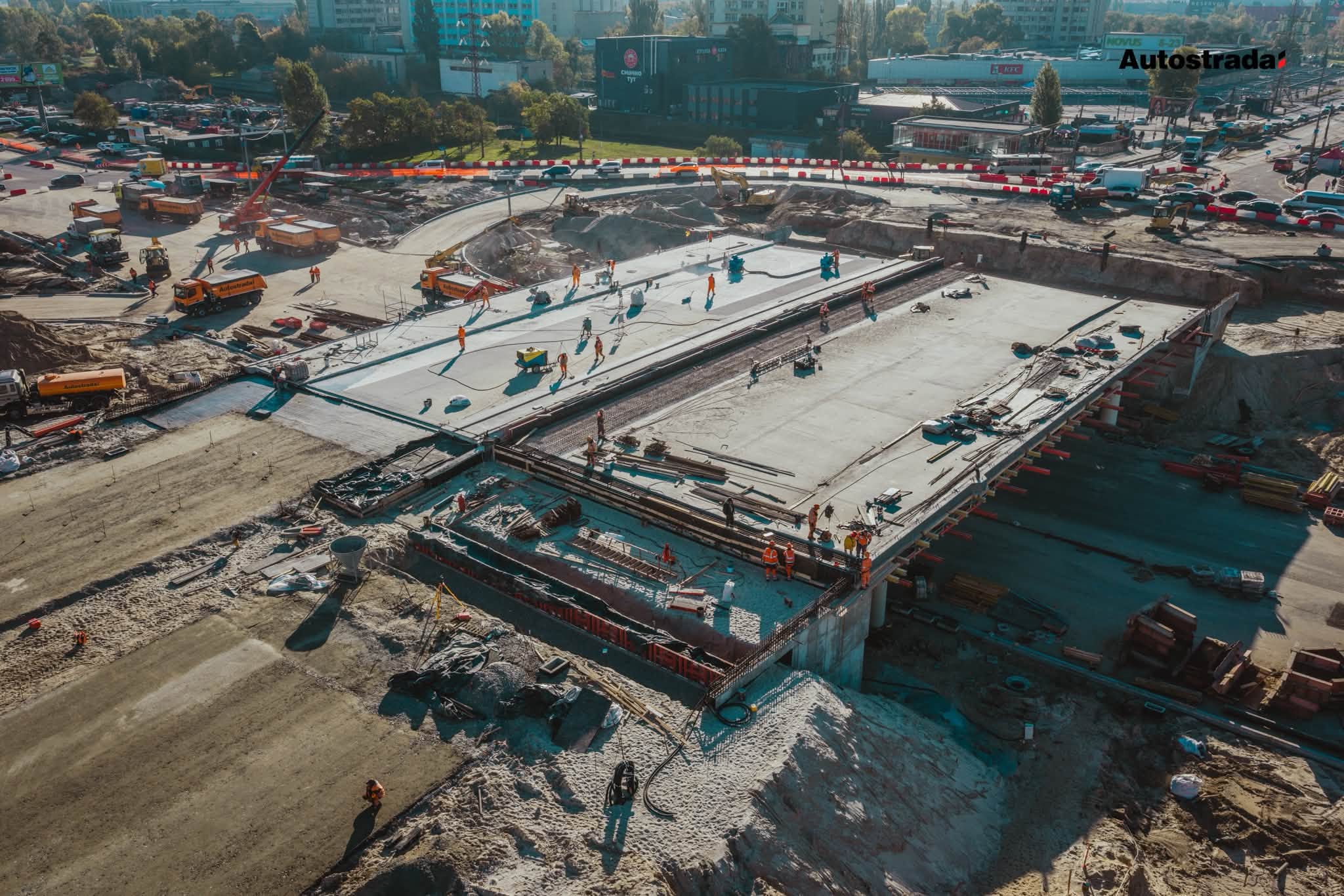 Шляхопровід біля метро 