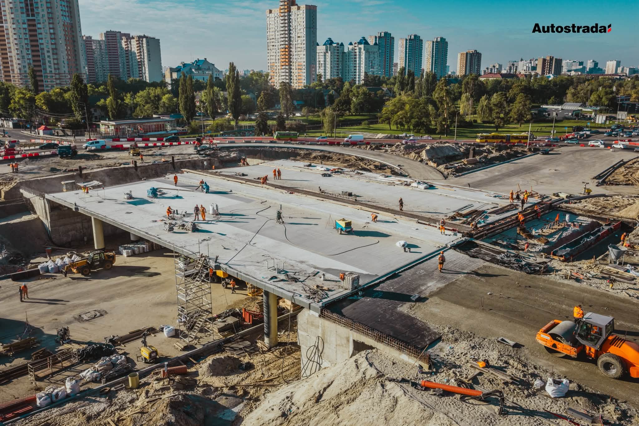 Шляхопровід біля метро 