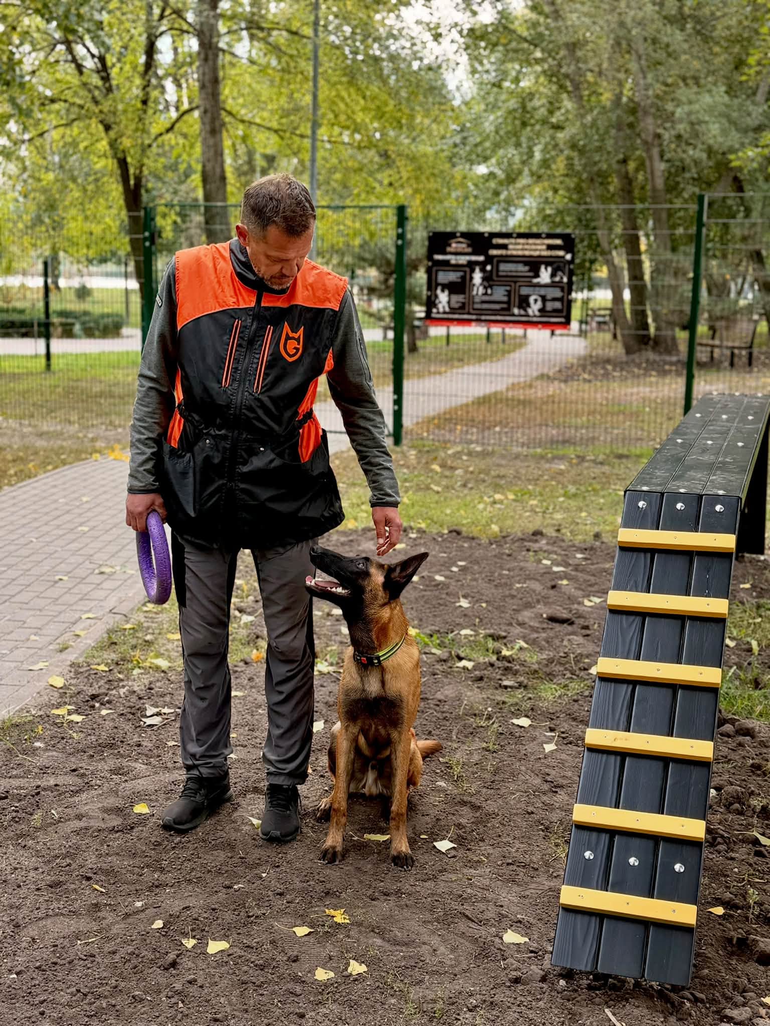 Біля озера Тельбін у Києві оновили майданчик для собак. Фото: facebook.com/depacckyiv