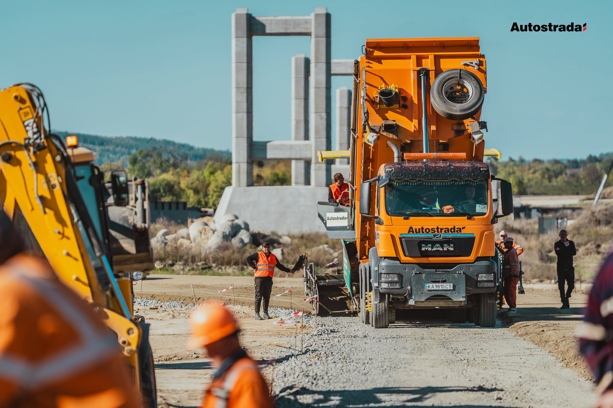 Між Україною та Молдовою будують тимчасовий міст. Фото: facebook.com/Autostrada.company