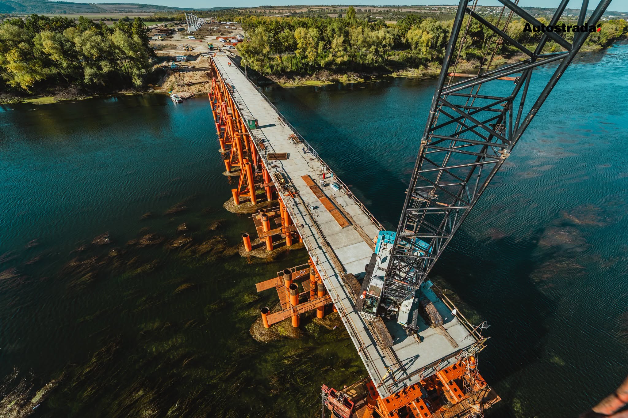Між Україною та Молдовою будують тимчасовий міст. Фото: facebook.com/Autostrada.company