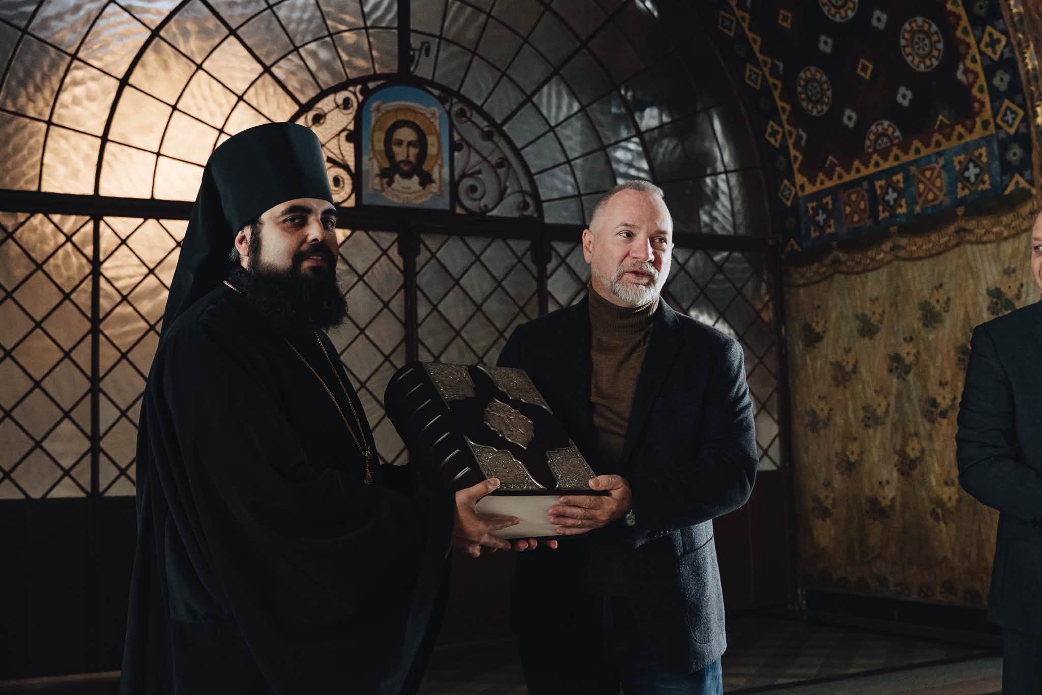 Києво-Печерській лаврі подарували копію Пересопницького Євангелія. Фото: facebook.com/kplavra