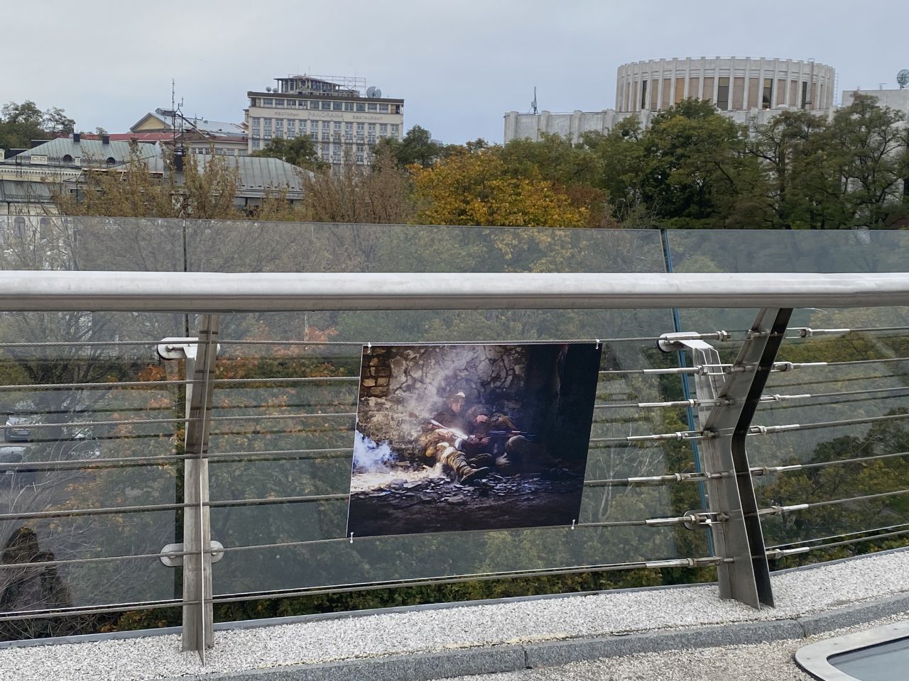 На скляному мосту в Києві триває фотовиставка 