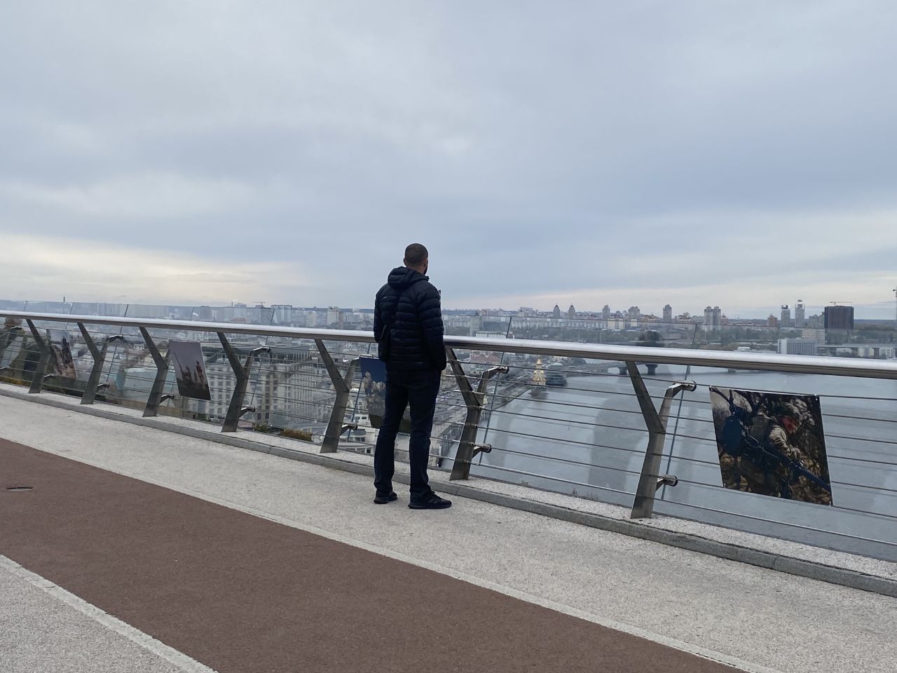 На скляному мосту в Києві триває фотовиставка 