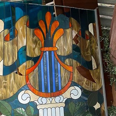 На смітнику в Києві знайшли вітражі з музичної школи на Воскресенці - 412x412