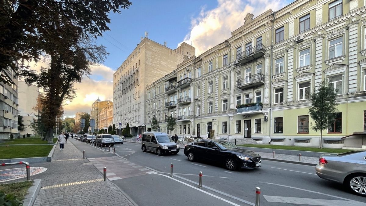 "Відновили" браму під'їзду: в історичному будинку в центрі Києва поставили пластикові двері